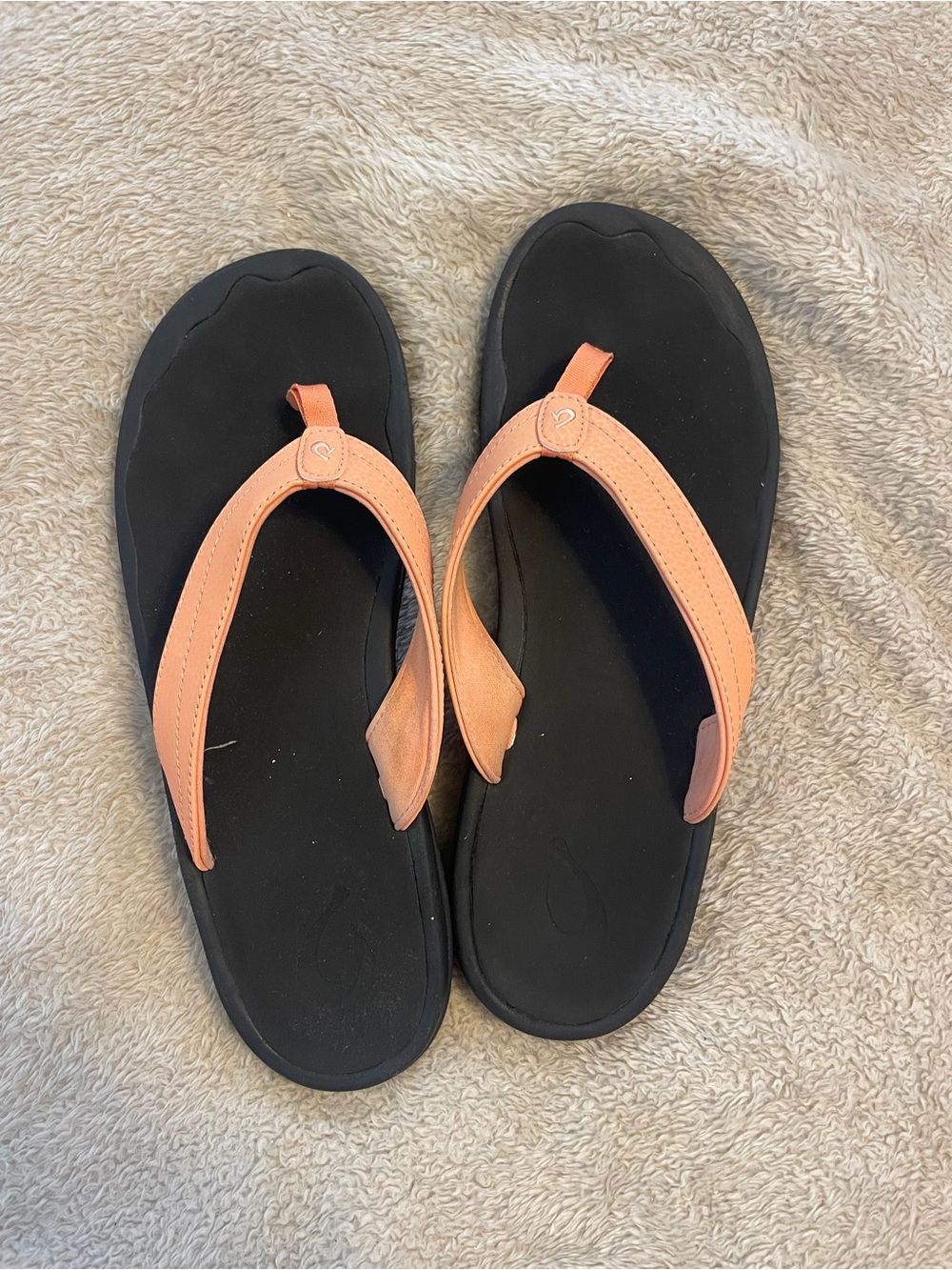 Like new Olukai Peach Strap Flip Flops
